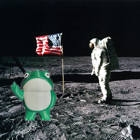 Cheeky Middle Finger Frog | Gag Gift | Fun Desk Toy | Decor | 3D Printed - Picture 14 of 17